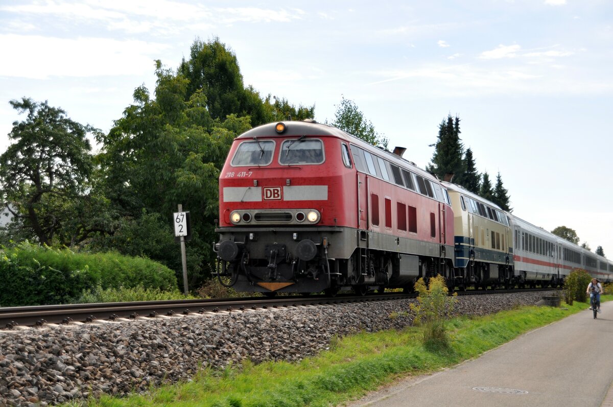 218 411-7 und 218 446-3 mit IC 2012 Allgäu in Bellenberg am 06.09.2022.