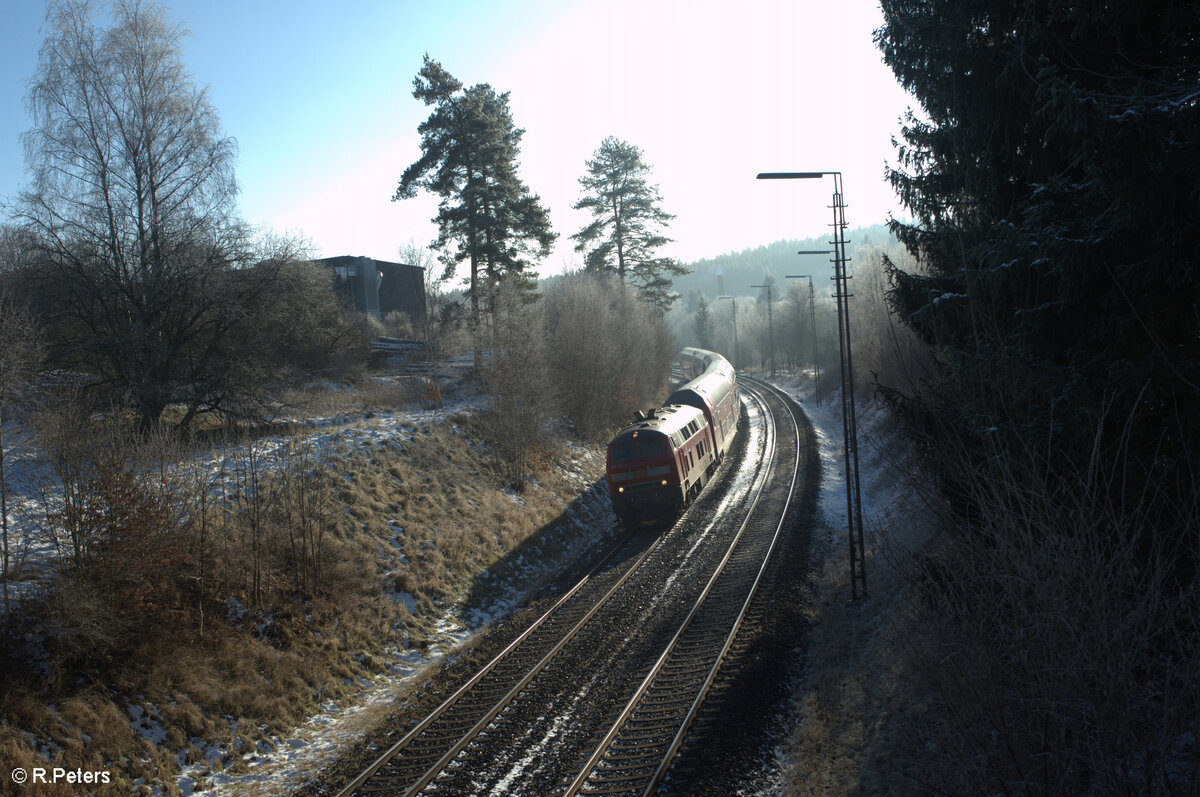 218 411 zieht den RE2 RE4854 München - Hof durch Röslau. 29.12.24