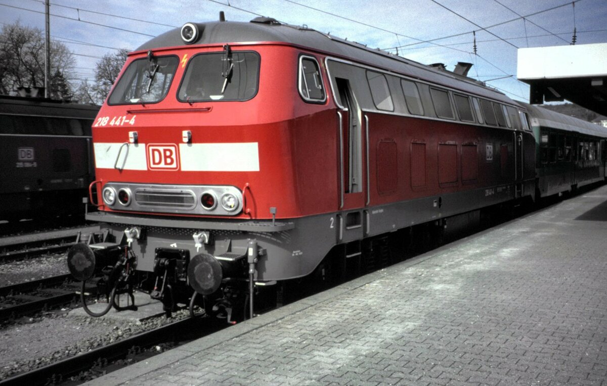 218 414-4 mit Nahverkehrszug in Ulm am 11.05.1998.