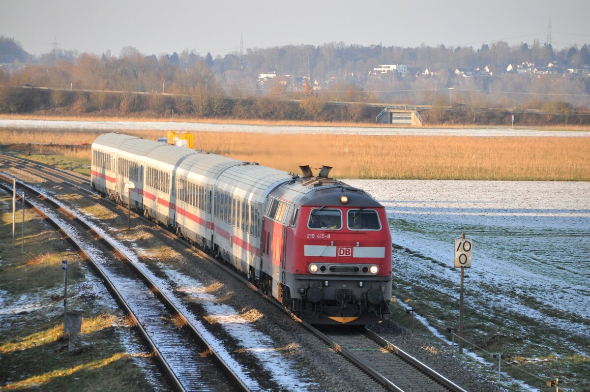 218 415-8 mit IC 2013 Allgäu bei Vöhringen am 08.02.2023.