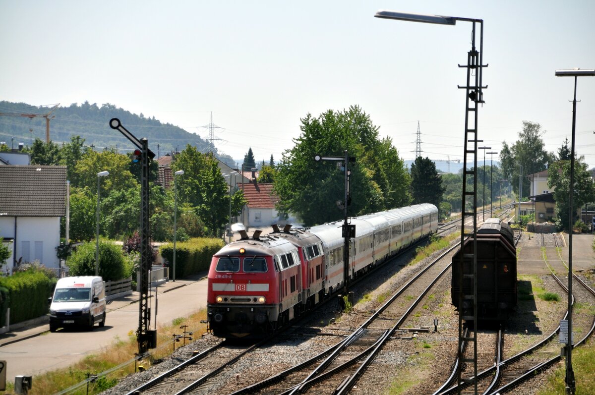 218 415-8 mit IC Allgäu in Vöhringen am 25.07.2022.