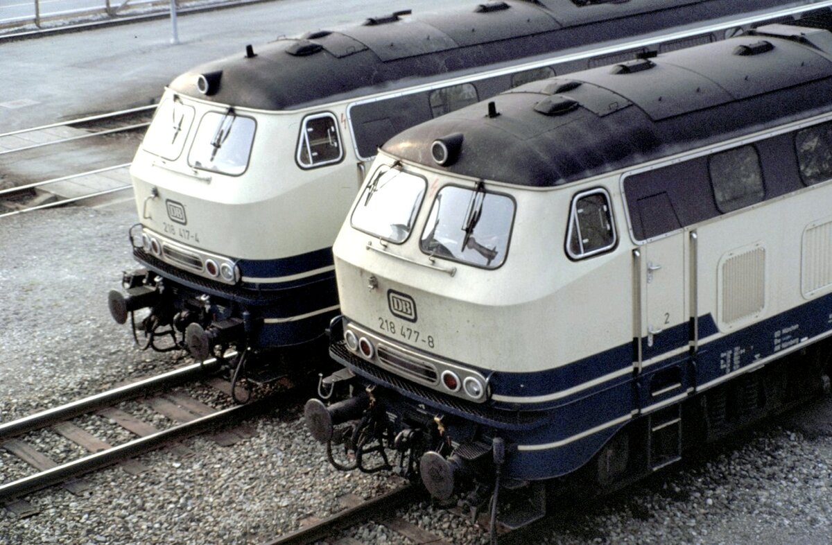 218 417-4 und 218 477-8 in Memmingen am 24.04.1981.