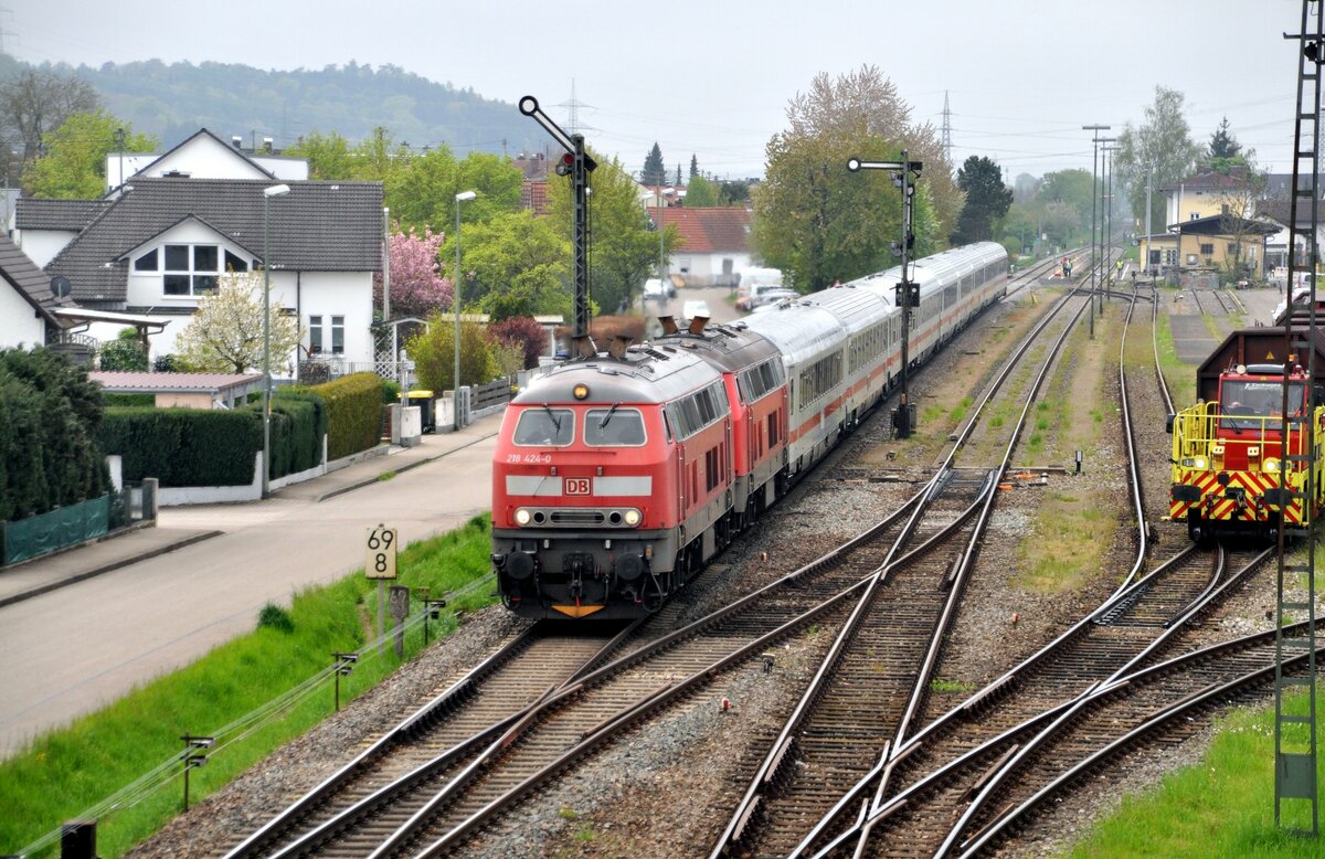 218 424-8 und 218 429-9 mit IC Allgäu 2012 neben Zweiwegefahrzeug 2444 der Wielandwerke in Vöhringen am 03.05.2023.