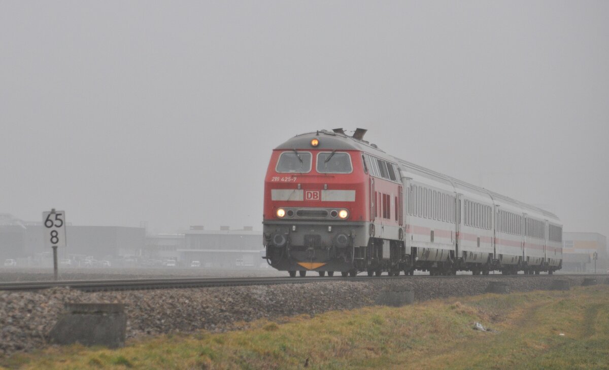 218 425-7 kommt bei Bellenberg mit IC 2012 Allgäu aus dem starken Dunst in Richtung Ulm am 13.02.2023.