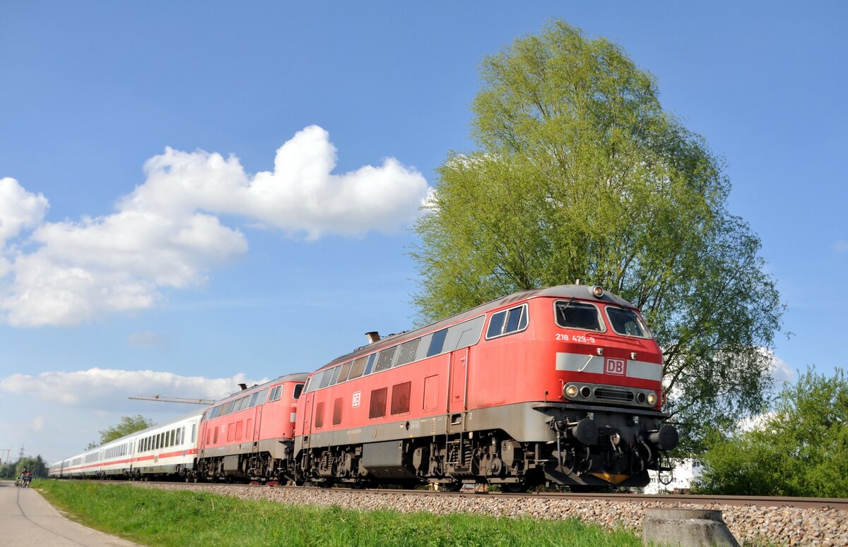 218 429-0 und 218 424-8 mit IC Allgäu 2013 auf der Rückfahrt nach Oberstdorf am 03.05.2023.