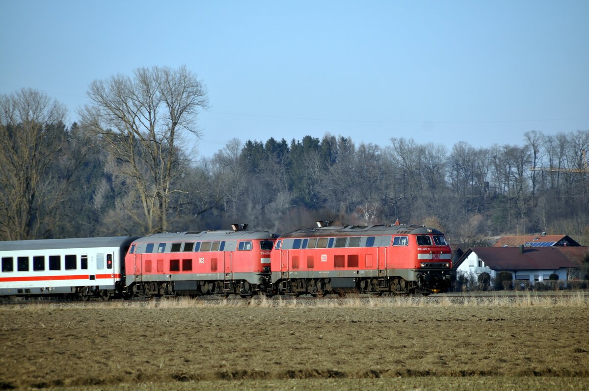 218 429-9 und 218 425-7 mit IC Allgäu bei Bellenberg am 11.03.2022.