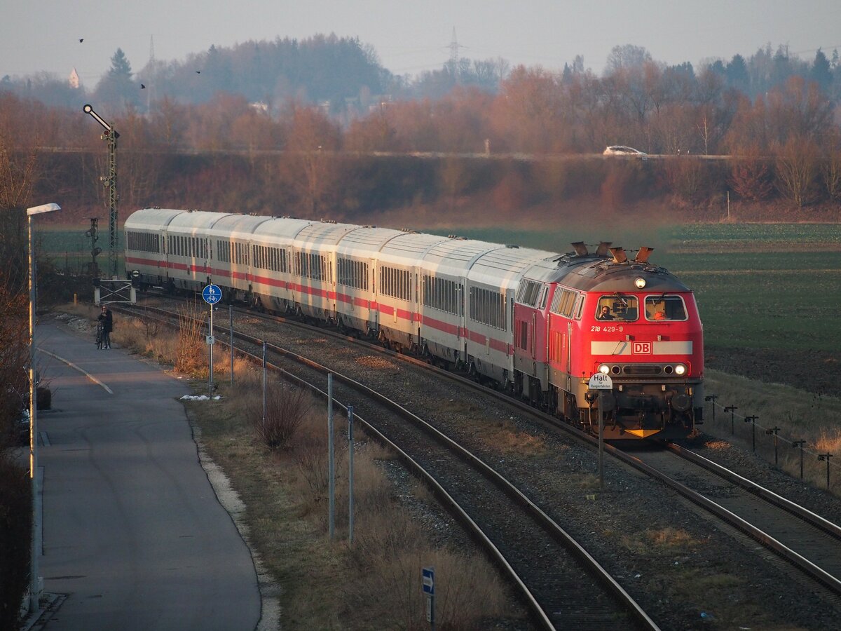 218 429-9 und 218 mit RE 2013 Allgäu in Vöhringen am 24.01.2022. Zum gerade noch rechten Zeitpunkt und Wetter ist es um diese Jahreszeit eine ideale Stelle.