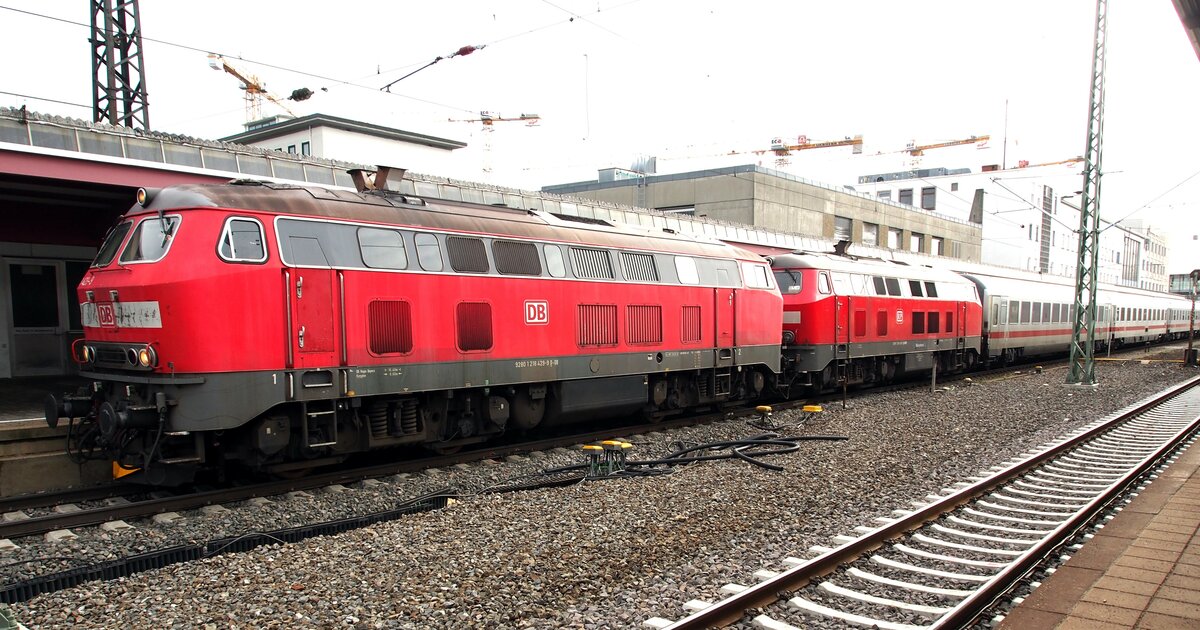 218 429-9 DB und 218 488-5 RP mit IC Allgäu in Ulm am 04.01.2020.