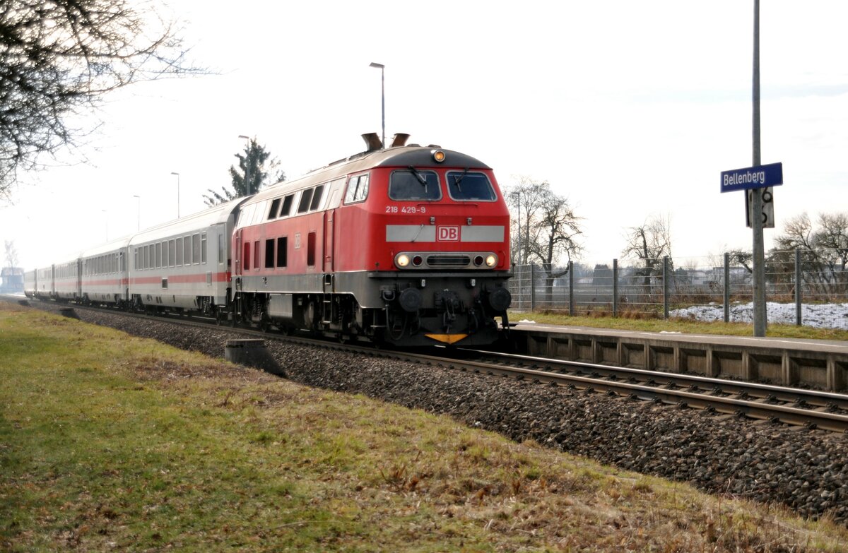 218 429-9 mit IC 2012 Allgäu fährt durch Bellenberg am 11.02.2023.