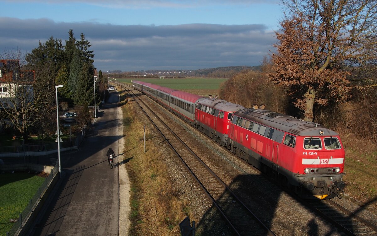 218 429-9 nd eine andere 218 mit ÖBB EC als Umleiterin Vöhringen am 07.01.2020.