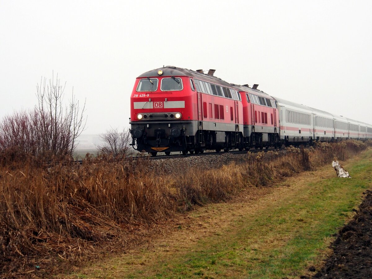 218 429-9 und eine weitere 218 mit IC 2012 Allgäu bei Bellenberg am 18.12.2021.