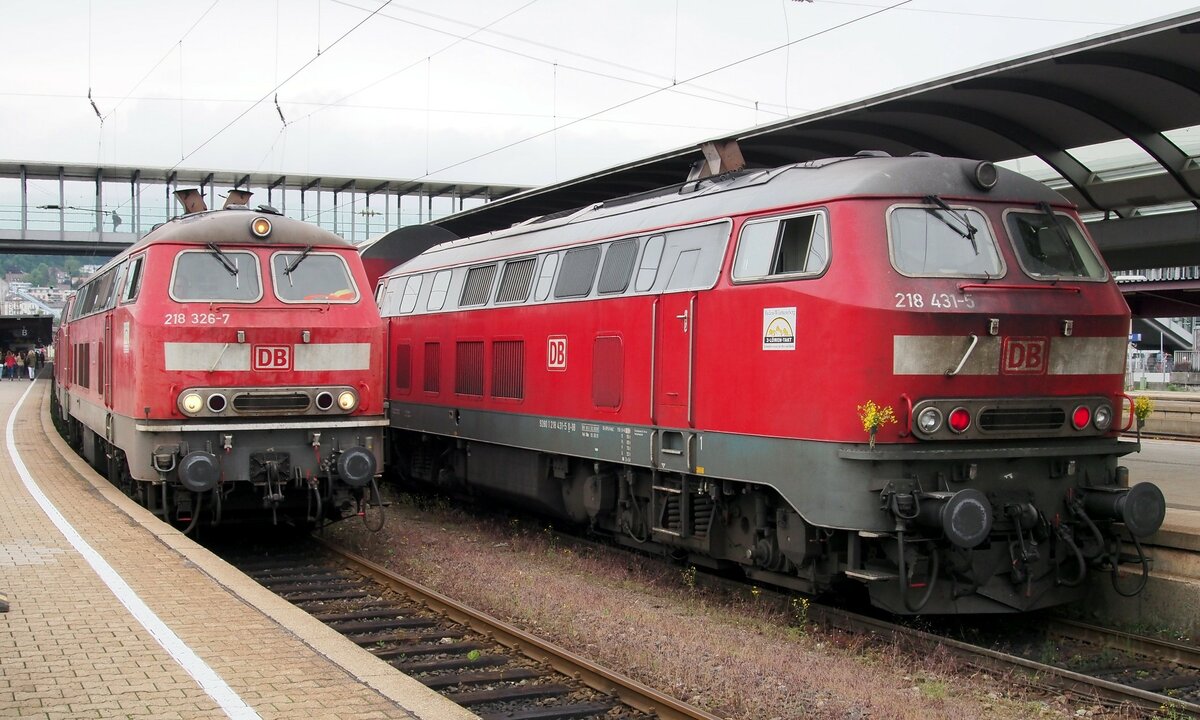 218 431-5 und eine weitere 218 mit IC 2013 Allgäu und 218 326-7 in Ulm am 26.05.2015.