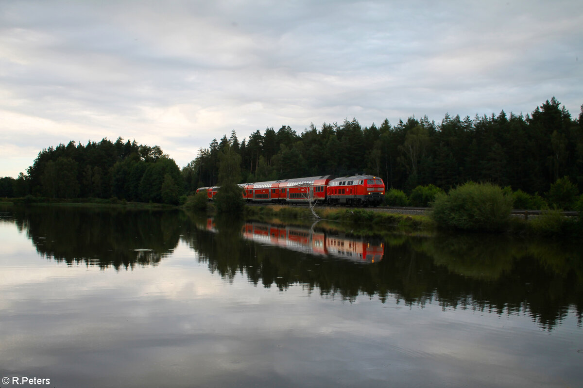 218 433 als RE2 RE4869 Hof - München an den großen Waldteichen südlich von Wiesau. 07.07.24