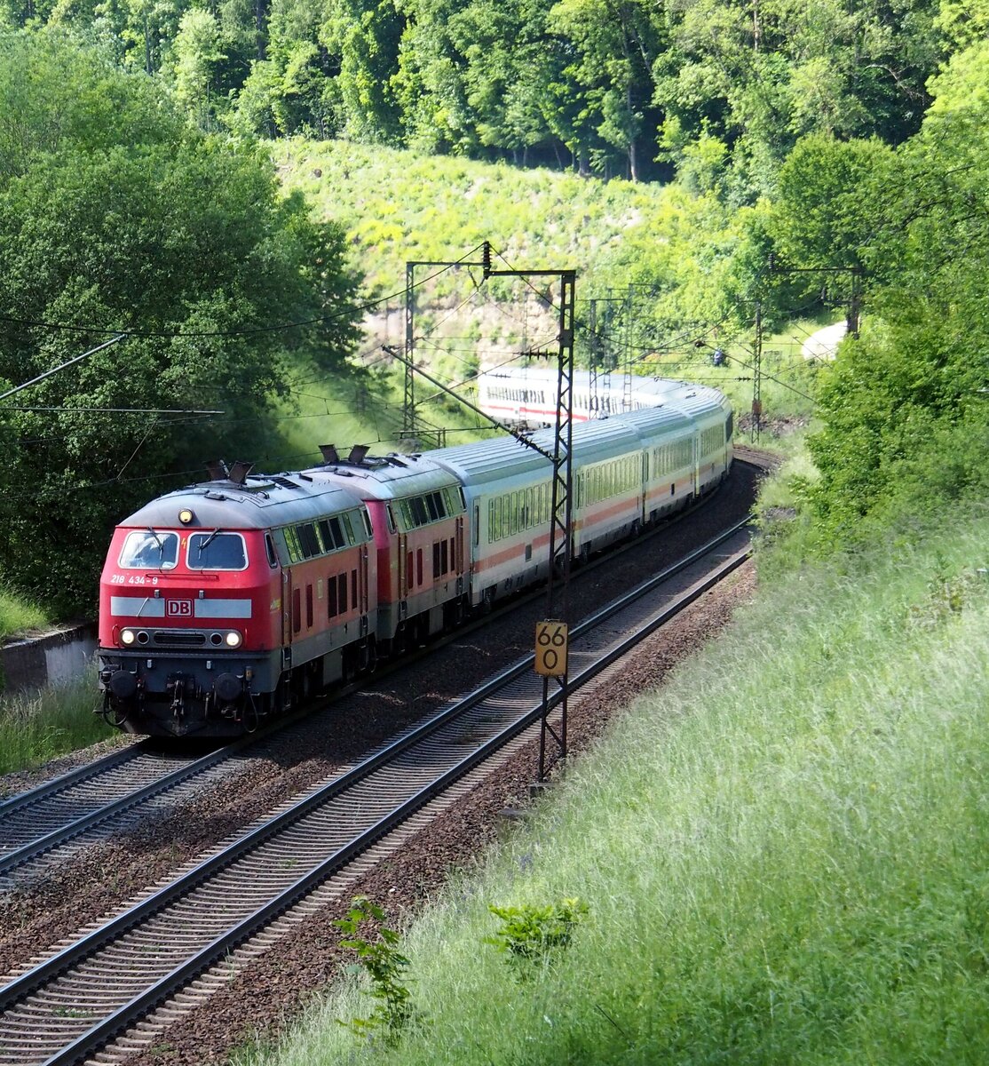 218 434-8 und eine weitere 218 mit IC 2013 Allgäu auf der Geislinger Steige am 12.06.2020.