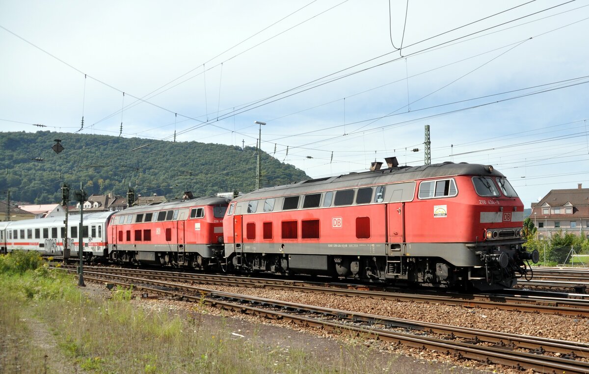 218 434-9 und 218 456-2 mit IC Allgäu in Geislingen/Steige am 12.09.2010.