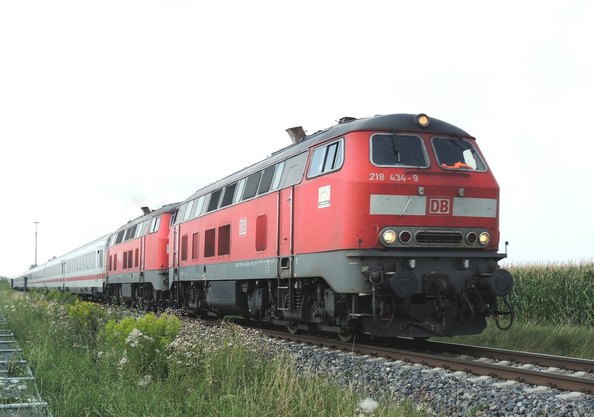 218 434-9 und 218 in Vöhringen mit IC Allgäu am 25.07.2012.