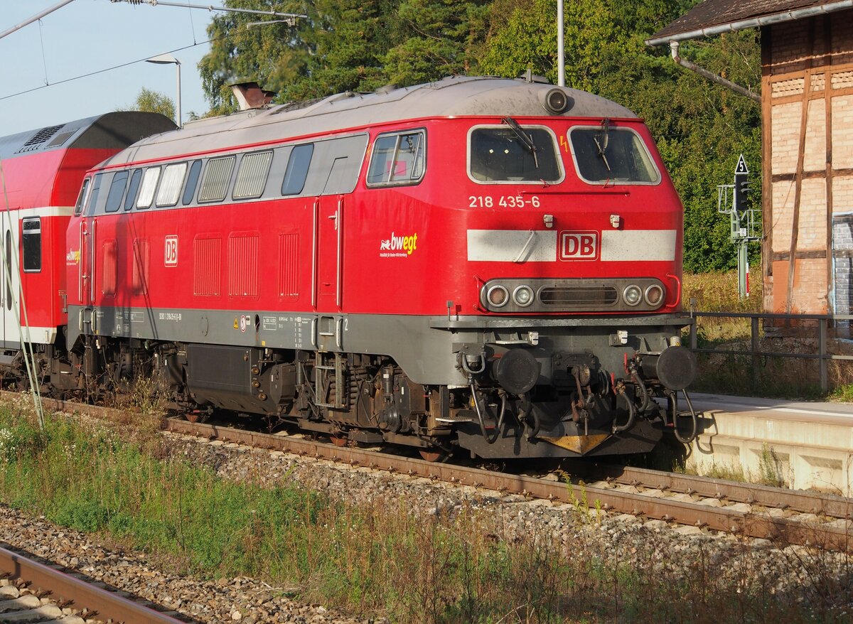 218 435-6 mit Doppelstockwagenzug in Laupheim West am 25.09.2021.