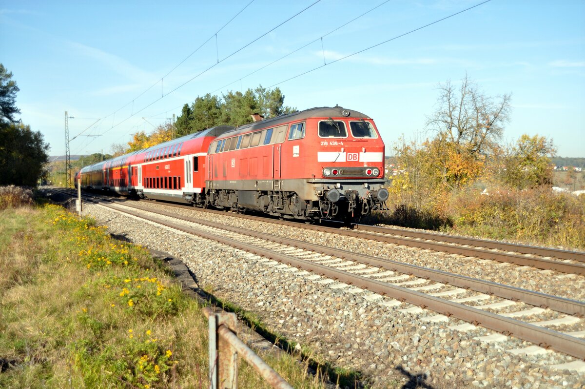 218 438-0 und 218 436-4 im Sandwich mit Doppelstockwagen bei Hinterdenkental am 19.10.2012.