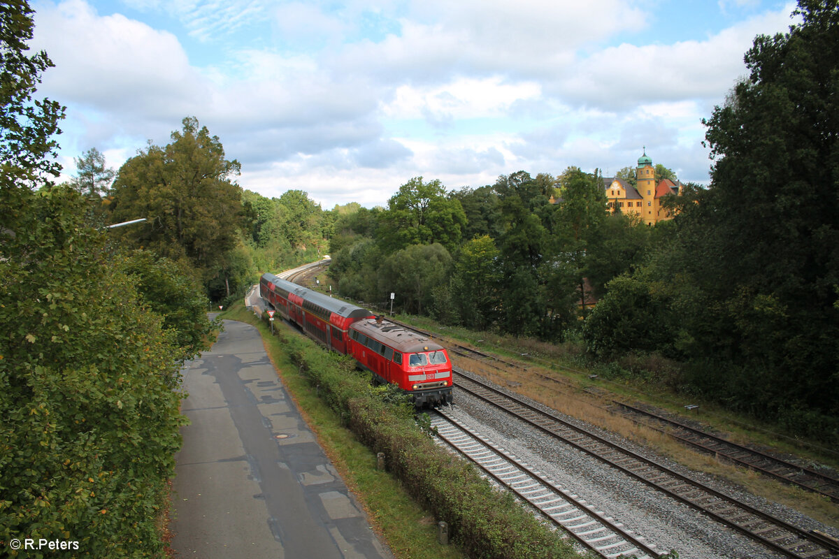 218 438-0 erreicht Reuth bei Erbendorf mit dem RE2 RE 4861 Hof - München. 15.09.24