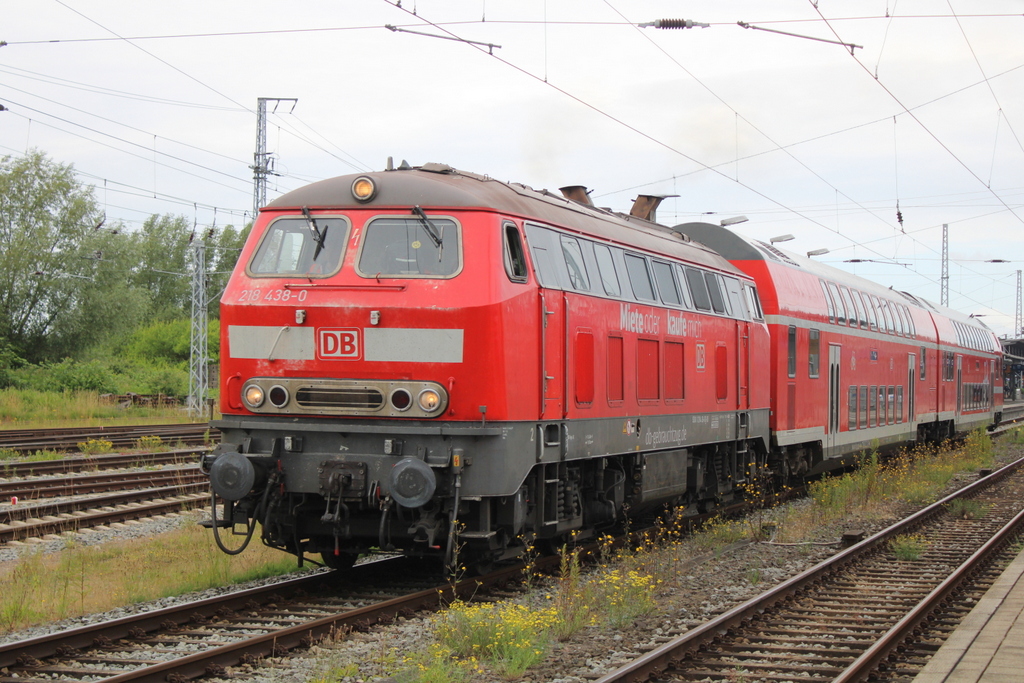 218 438-0 mit RB 13261 von Rostock Hbf nach Ribnitz-Damgarten West bei der Ausfahrt im Rostocker Hbf.27.06.2025,es war ein Soundgenuß pur in den Ohren