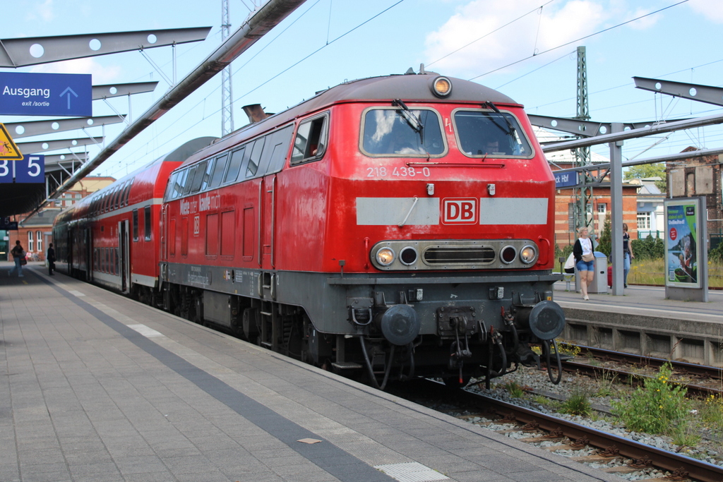 218 438-0 mit RB 13261 von Rostock Hbf nach Ribnitz-Damgarten West im Rostocker Hbf.04.07.2025