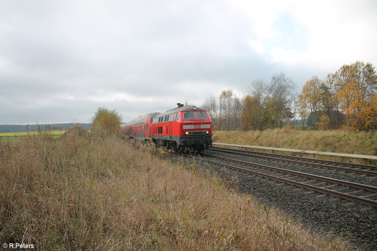 218 438-0 zieht bei Neudes den RE2 4856 München - Hof 27.10.24