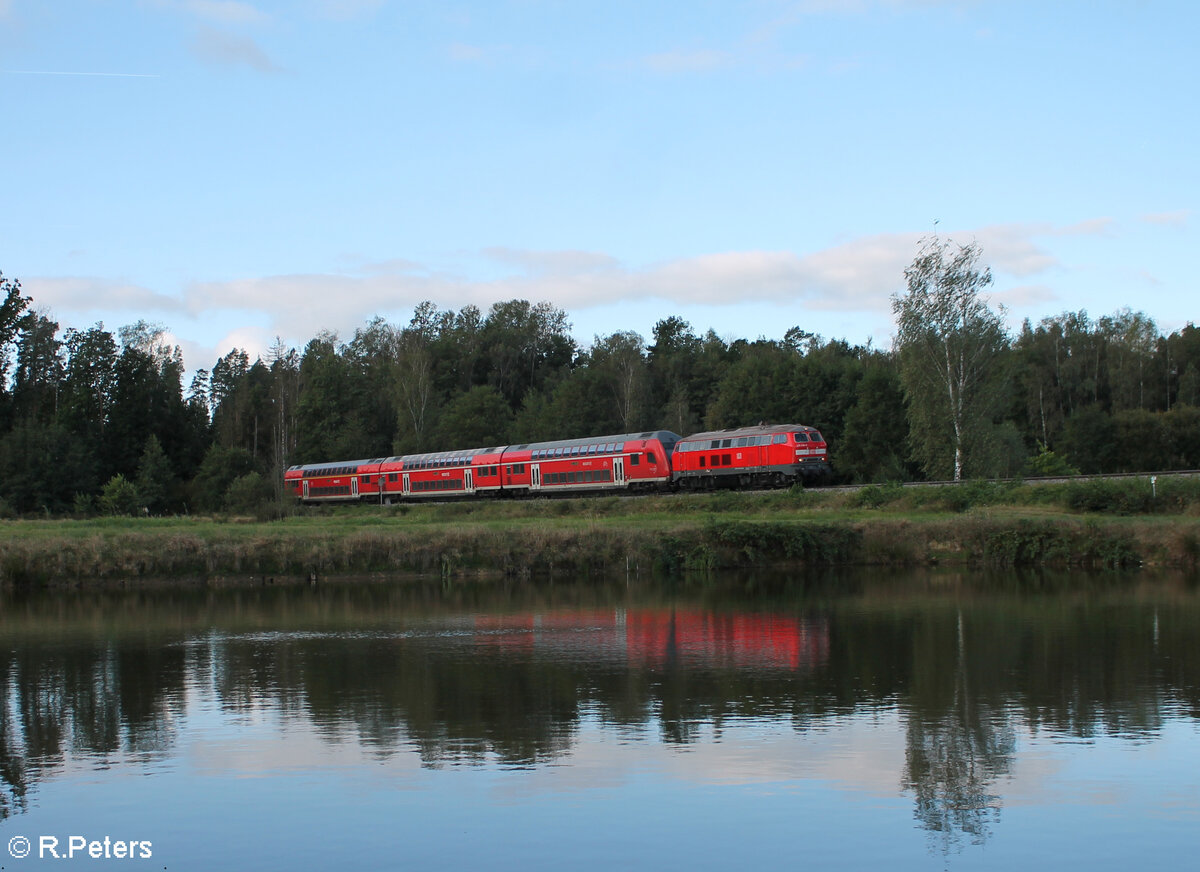 218 438-0 zieht kurz vor Wiesau/Oberpfalz den RE2 RE4852 M�nchen - Hof. 15.09.24
