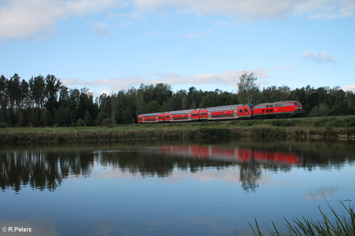 218 438-0 zieht kurz vor Wiesau/Oberpfalz den RE2 RE4852 M�nchen - Hof. 15.09.24