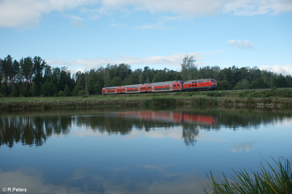 218 438-0 zieht kurz vor Wiesau/Oberpfalz den RE2 RE4852 M�nchen - Hof. 15.09.24