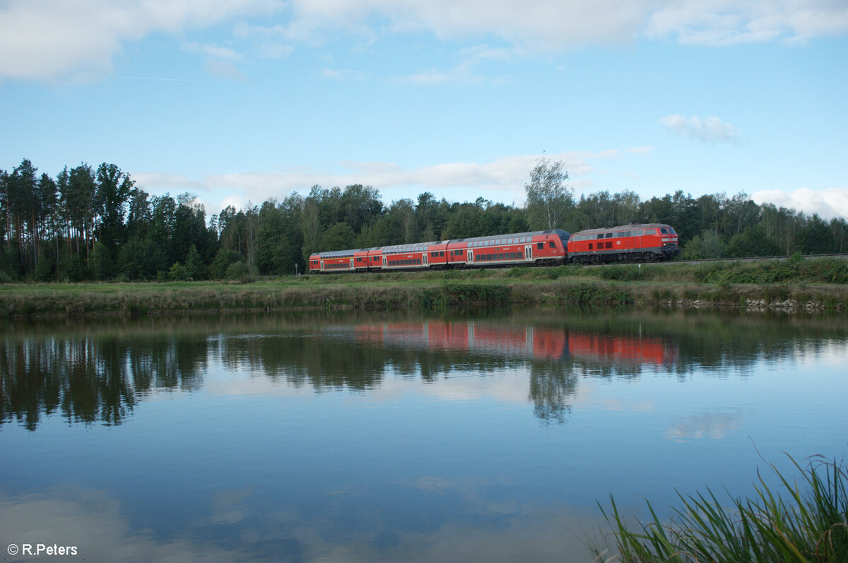 218 438-0 zieht kurz vor Wiesau/Oberpfalz den RE2 RE4852 München - Hof. 15.09.24