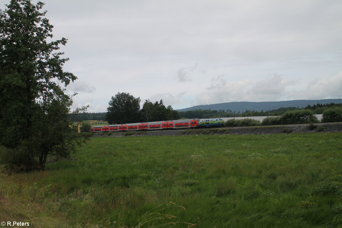 218 443  Donna  zieht mit dem RE2 4854 München - Hof am trocken gelegten Rechenweiher vorbei. 07.07.24