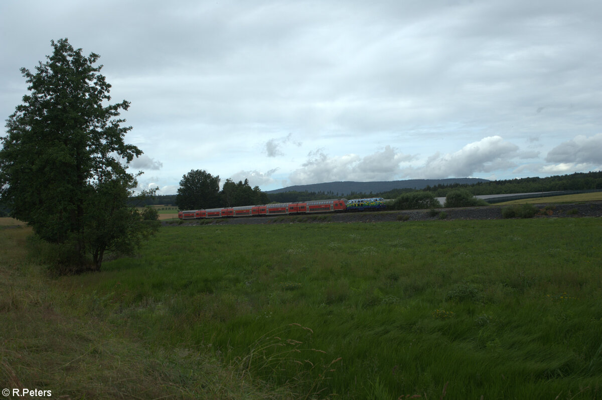 218 443  Donna  zieht mit dem RE2 4854 München - Hof am trocken gelegten Rechenweiher vorbei. 07.07.24