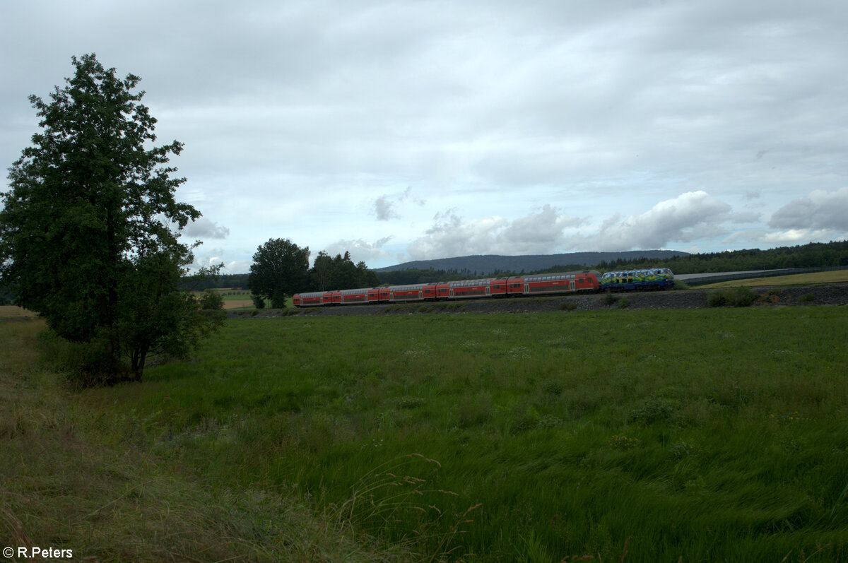 218 443  Donna  zieht mit dem RE2 4854 München - Hof am trocken gelegten Rechenweiher vorbei. 07.07.24