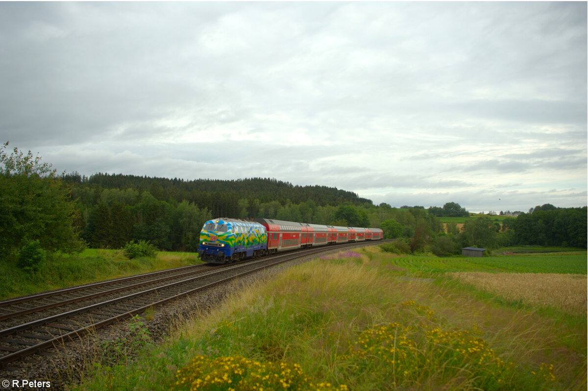 218 443 zieht den RE2 4857 Hof - München bei Lengenfeld. 07.07.24