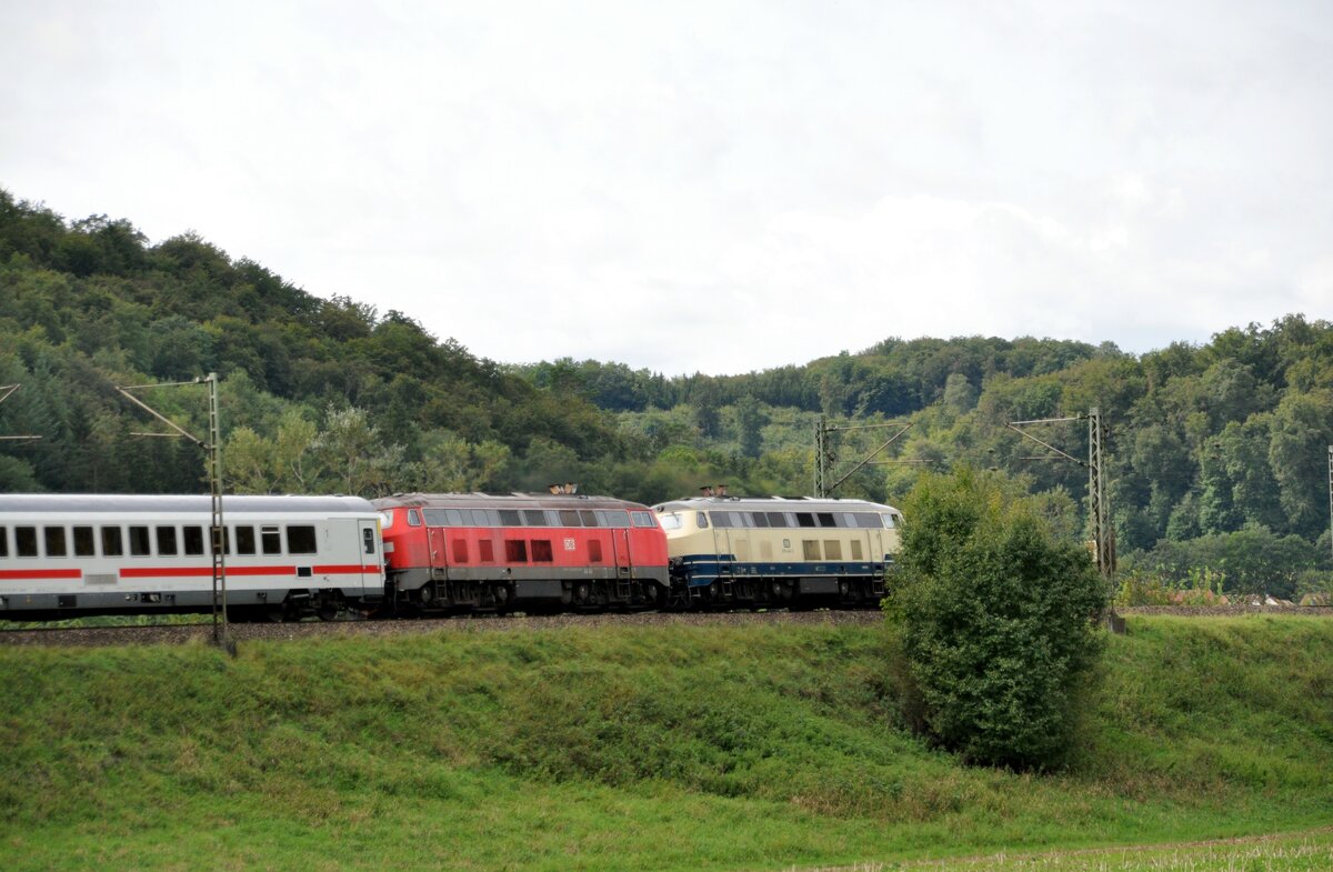 218 446-3 und 218 429-9 mit IC 2012 Allgäu bei Lonsee am 03.09.2023.