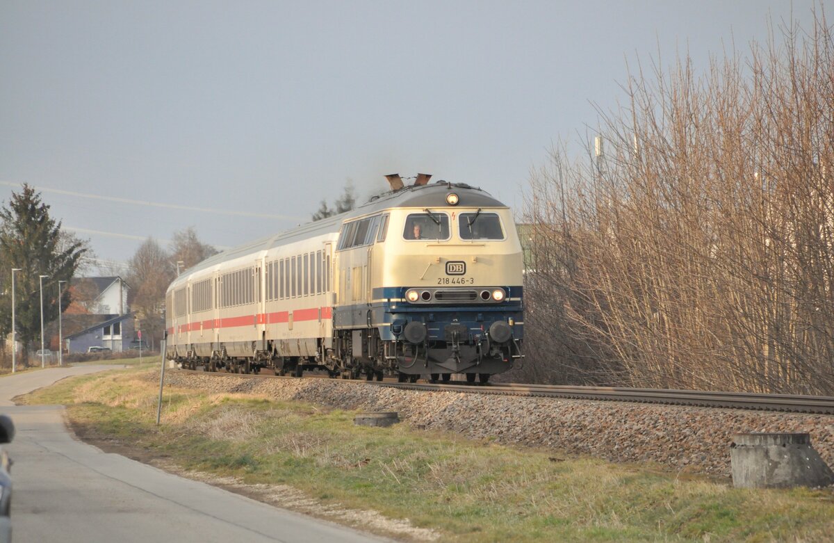 218 446-3 mit IC 2012 fährt durch Bellenberg am 16.02.2023.