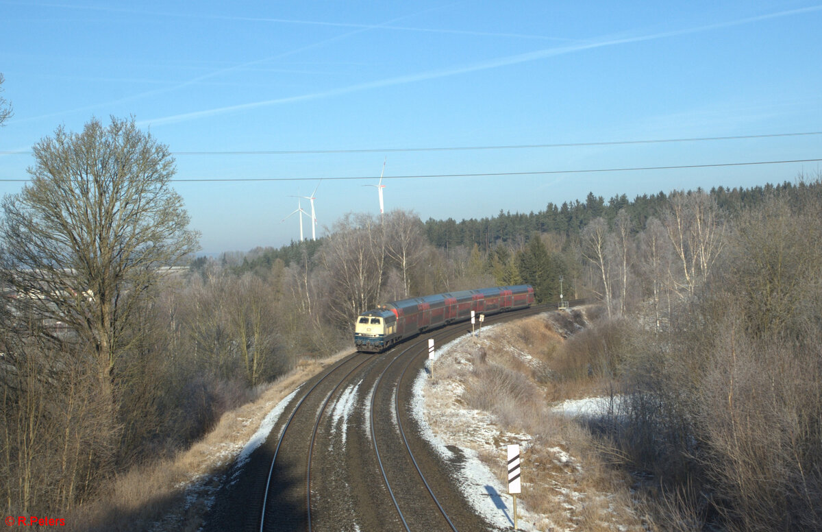 218 446 zieht den RE2 RE4861 Hof - München kurz vor Röslau. 29.12.24
