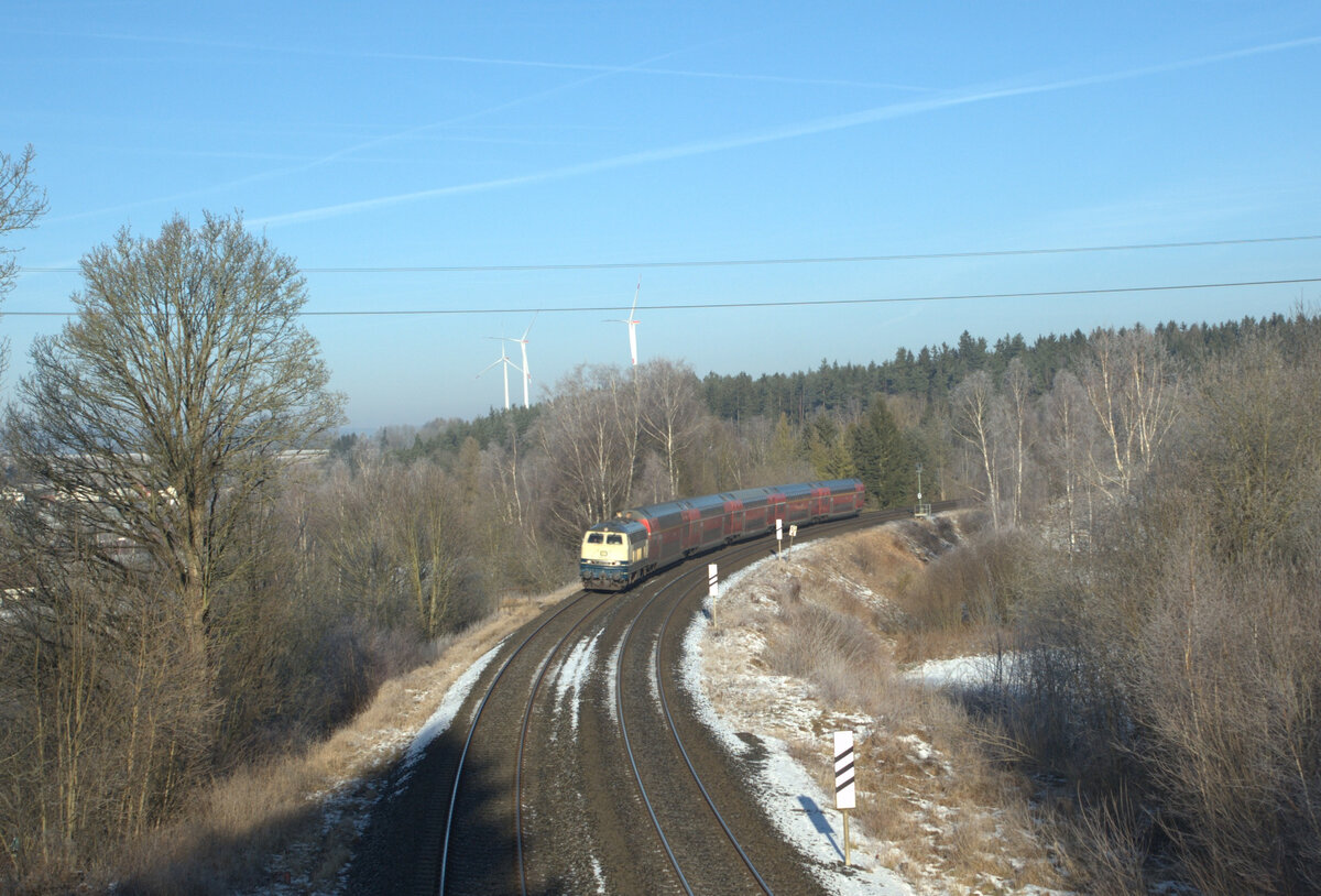 218 446 zieht den RE2 RE4861 Hof - München kurz vor Röslau. 29.12.24