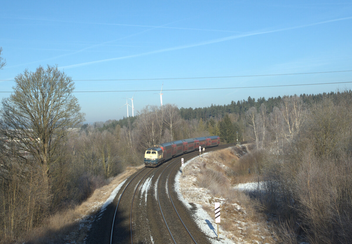 218 446 zieht den RE2 RE4861 Hof - München kurz vor Röslau. 29.12.24