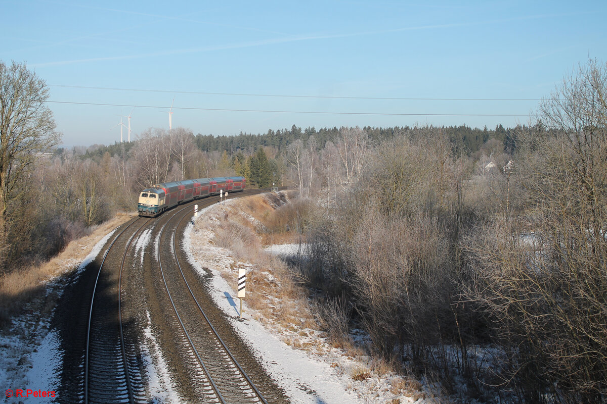 218 446 zieht den RE2 RE4861 Hof - München kurz vor Röslau. 29.12.24