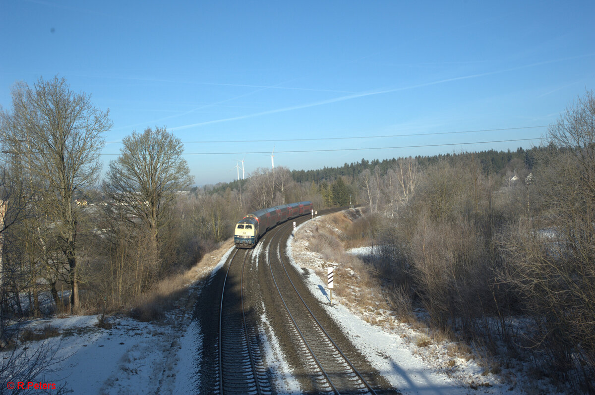218 446 zieht den RE2 RE4861 Hof - München kurz vor Röslau. 29.12.24