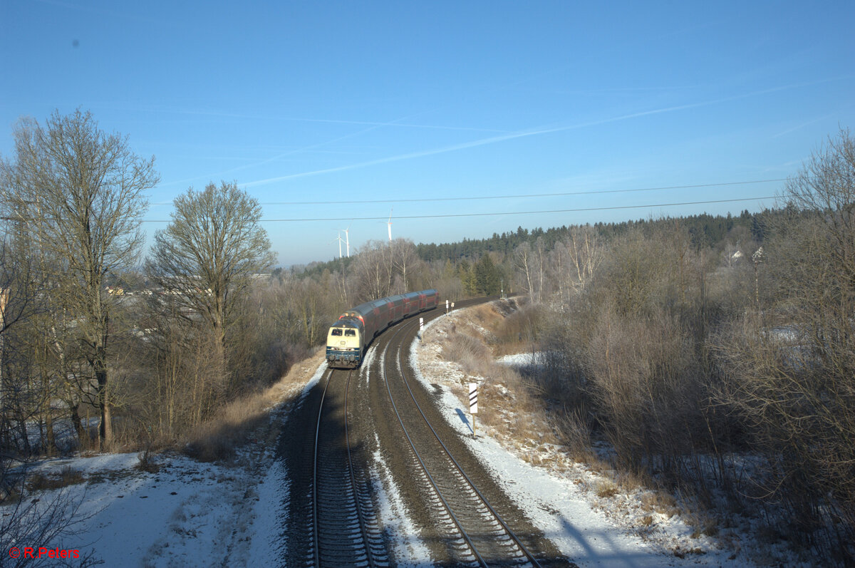 218 446 zieht den RE2 RE4861 Hof - München kurz vor Röslau. 29.12.24