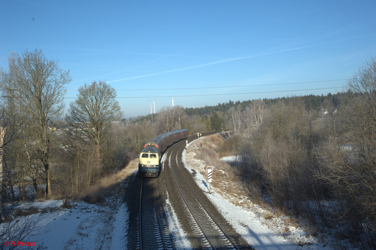 218 446 zieht den RE2 RE4861 Hof - München kurz vor Röslau. 29.12.24