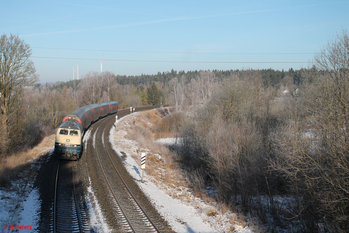 218 446 zieht den RE2 RE4861 Hof - München kurz vor Röslau. 29.12.24