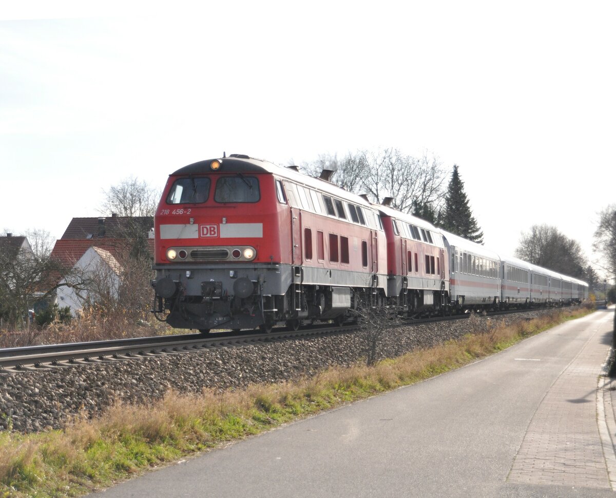 218 456-2 und eine 218 mit IC Allgäu 2012 in Bellenberg am 28.11.2009.
