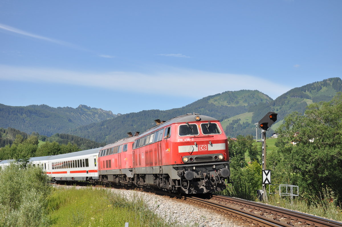 218 456-2 war mit einer weiteren 218 am 9. Juli 2020 als IC 2012  Allgäu  nach Stuttgart Hbf unterwegs und wurde dabei an der Eisenbahnbrücke in Fischen fotografiert. 