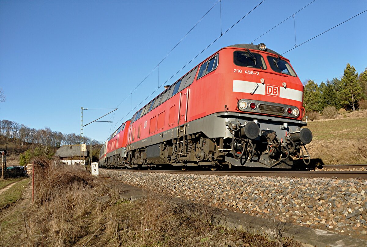 218 456-2 und eine weitere 218 mit IC 2013 Allgäu bei Urspring am 01.03.2010.