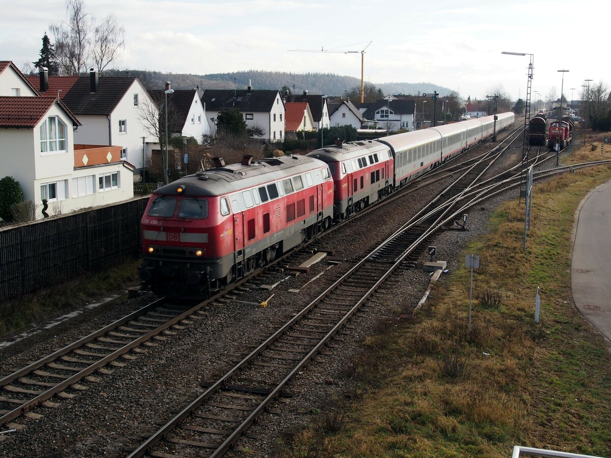 218 456-2 und eine weitere 218 mit ÖBB EC als Umleiter auf der Illertalbahn in Richtung Ulm in Richtung Vöhringen am 07.01.2020.