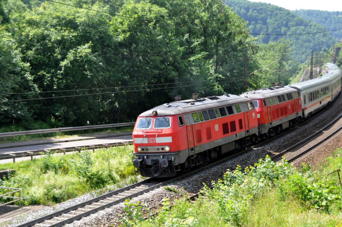 218 456-2und eine weitere 218 mit IC 2013 Allgäu auf der Geislinger Steige am 26.06.2012.