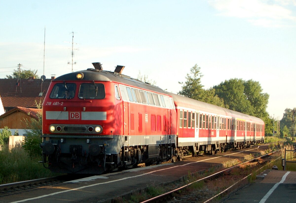 218 461-2 mit Nahverkehrszug in Altenstadt am 14.06.2009.